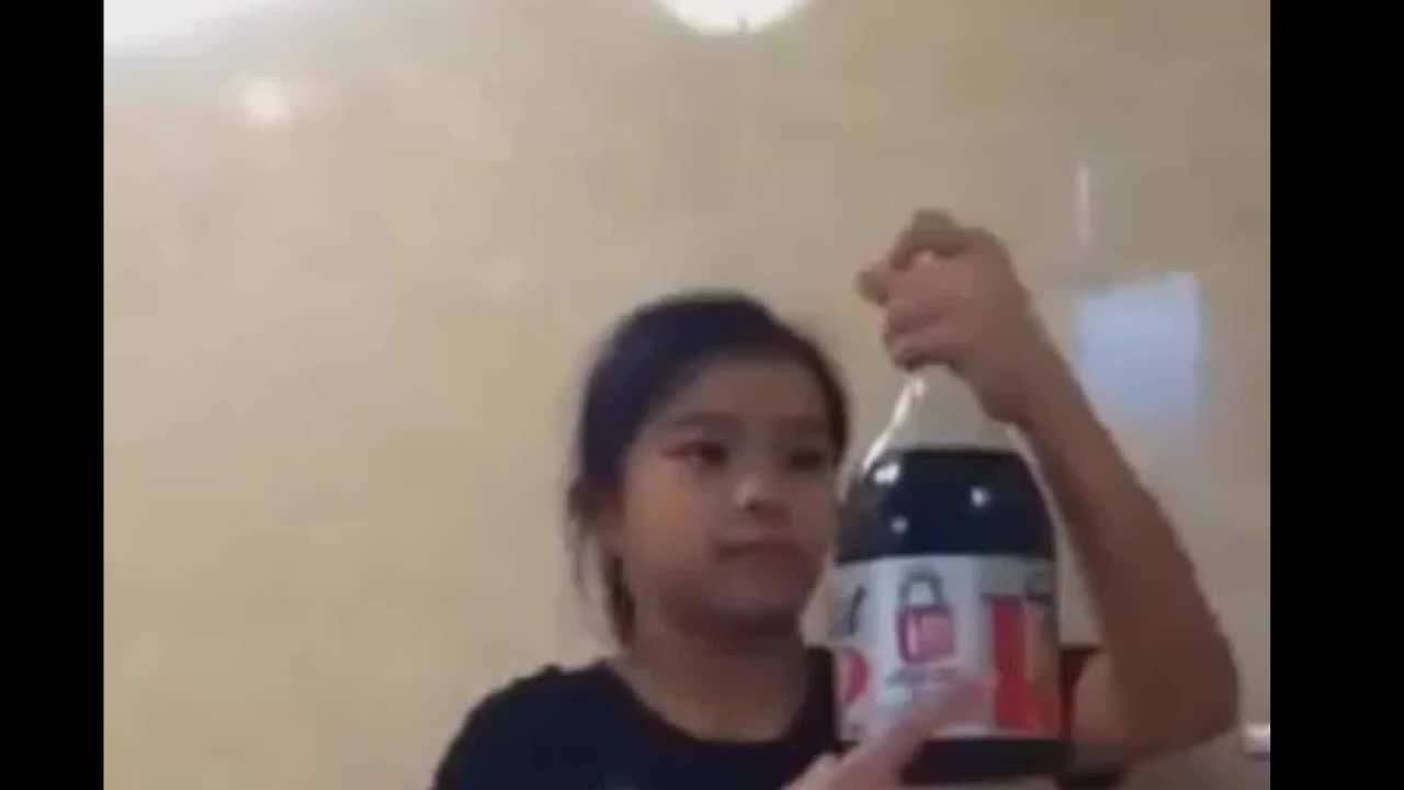 Девушка мастурбирует бутылкой