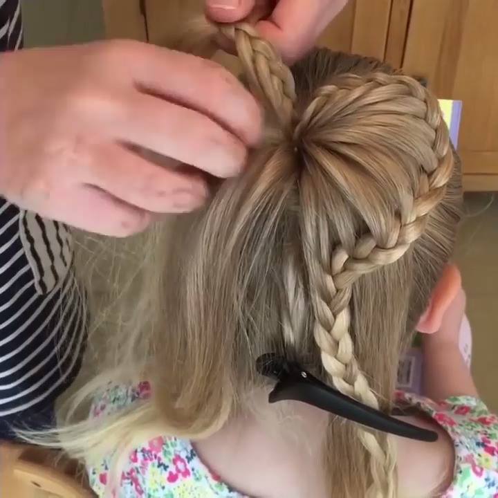 Прическа сердечко для девочки из хвостика Braided Heart PonytailBy Two Little Girls Hairstyles - Video İzle - İndir videoi