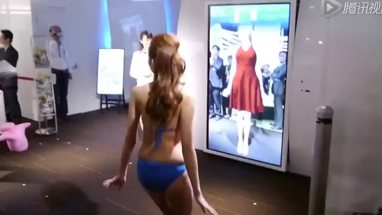 Видео девушки снимают с себя одежду