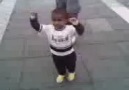 Niño gitano bailando